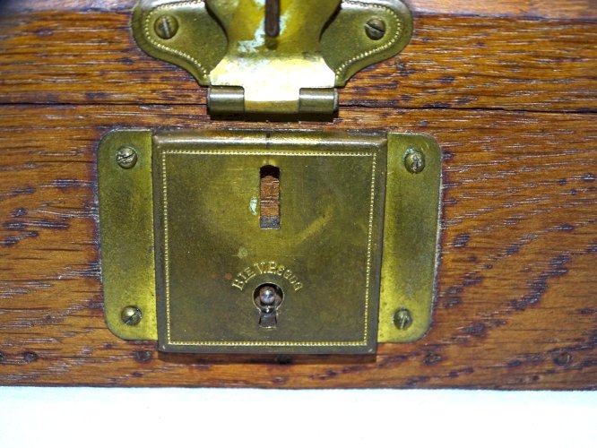 -JOLIE ANCIENNE PETITE BOITE EN BOIS (CHÊNE) AVEC CLE CLEF qui fonctionne    D