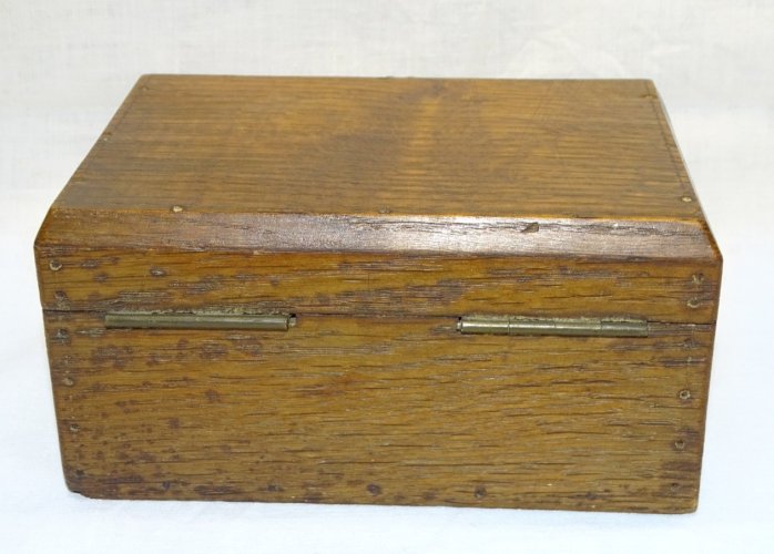 -JOLIE ANCIENNE PETITE BOITE EN BOIS (CHÊNE) AVEC CLE CLEF qui fonctionne    D
