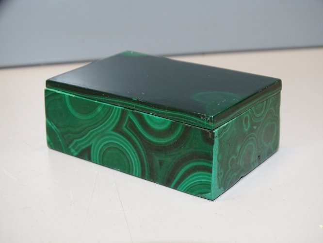 -JOLIE ANCIENNE PETITE BOITE en MALACHITE PETIT COFFRET à BIJOUX VITRINE    D