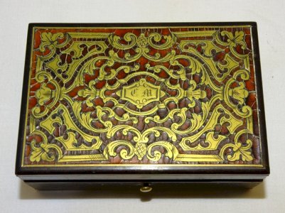 -JOLIE ANCIENNE PETITE BOITE MARQUETERIE BOULLE SUR LE COUVERCLE CHIFFREE CM   D