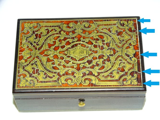 -JOLIE ANCIENNE PETITE BOITE MARQUETERIE BOULLE SUR LE COUVERCLE CHIFFREE CM   D