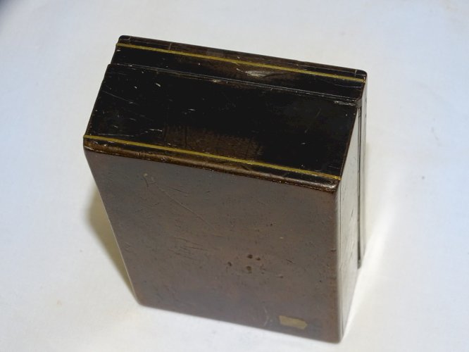 -JOLIE ANCIENNE PETITE BOITE MARQUETERIE BOULLE SUR LE COUVERCLE CHIFFREE CM   D