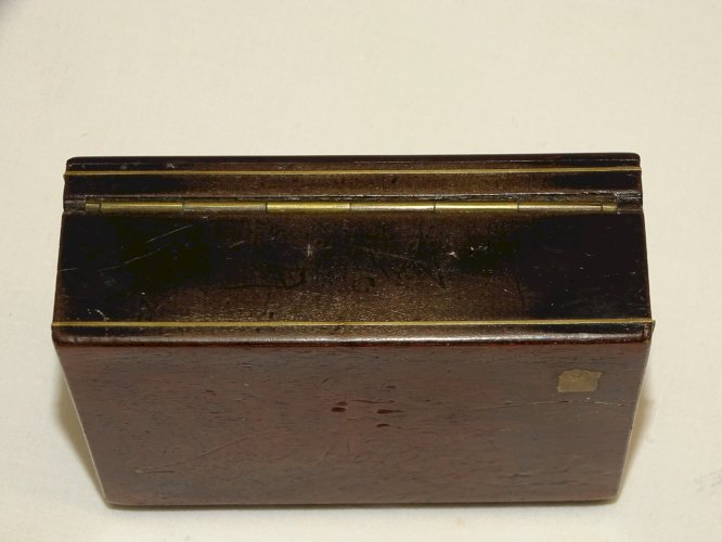 -JOLIE ANCIENNE PETITE BOITE MARQUETERIE BOULLE SUR LE COUVERCLE CHIFFREE CM   D