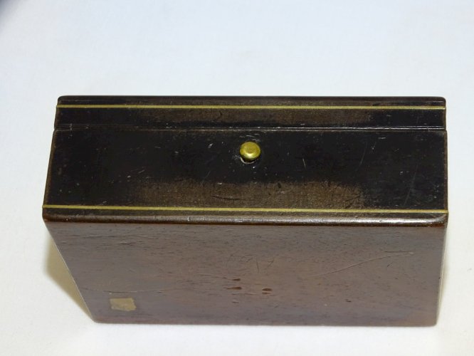 -JOLIE ANCIENNE PETITE BOITE MARQUETERIE BOULLE SUR LE COUVERCLE CHIFFREE CM   D