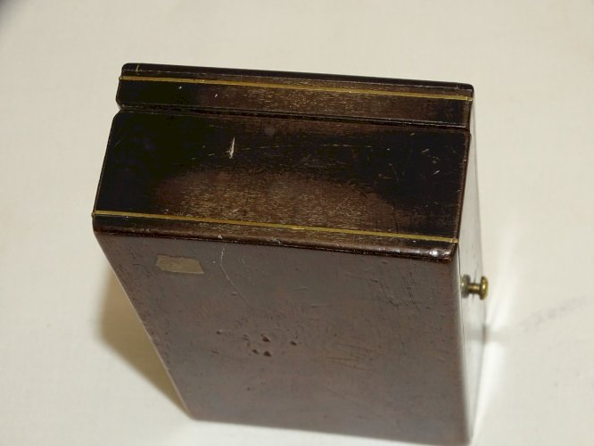 -JOLIE ANCIENNE PETITE BOITE MARQUETERIE BOULLE SUR LE COUVERCLE CHIFFREE CM   D