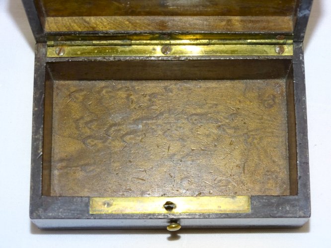 -JOLIE ANCIENNE PETITE BOITE MARQUETERIE BOULLE SUR LE COUVERCLE CHIFFREE CM   D