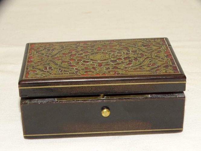 -JOLIE ANCIENNE PETITE BOITE MARQUETERIE BOULLE SUR LE COUVERCLE CHIFFREE CM   D