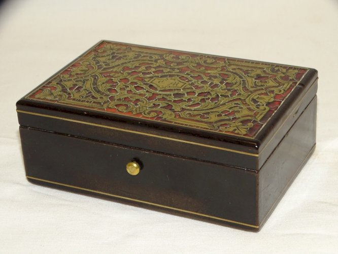 -JOLIE ANCIENNE PETITE BOITE MARQUETERIE BOULLE SUR LE COUVERCLE CHIFFREE CM   D