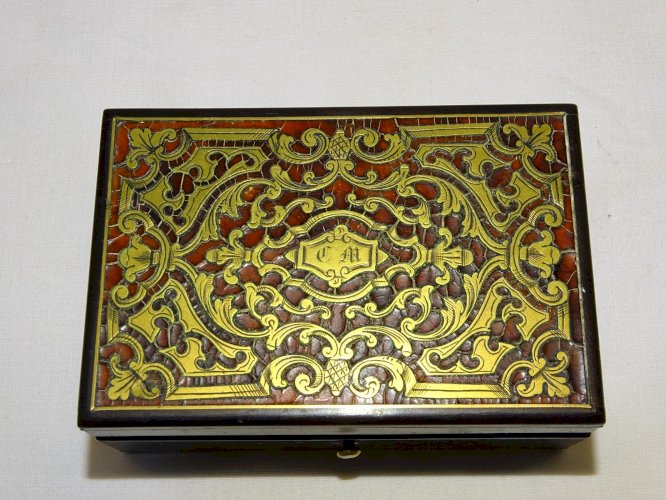 -JOLIE ANCIENNE PETITE BOITE MARQUETERIE BOULLE SUR LE COUVERCLE CHIFFREE CM   D