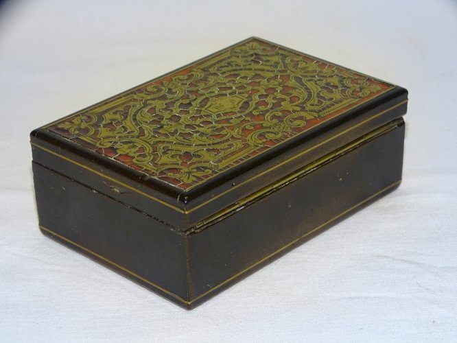 -JOLIE ANCIENNE PETITE BOITE MARQUETERIE BOULLE SUR LE COUVERCLE CHIFFREE CM   D