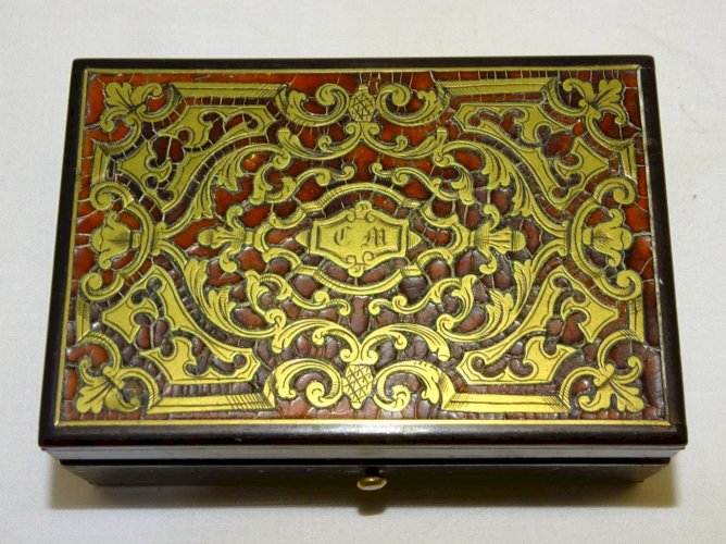 -JOLIE ANCIENNE PETITE BOITE MARQUETERIE BOULLE SUR LE COUVERCLE CHIFFREE CM   D