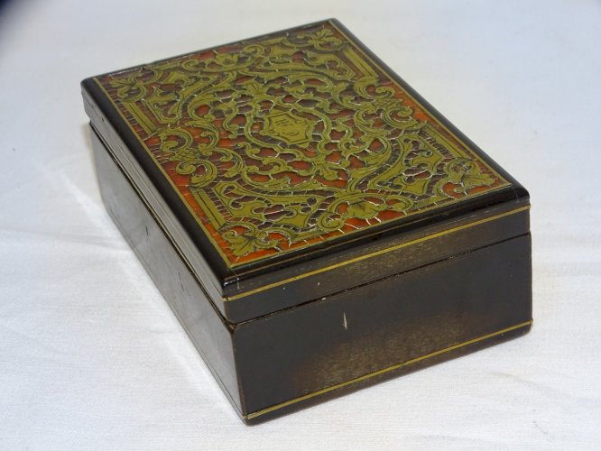 -JOLIE ANCIENNE PETITE BOITE MARQUETERIE BOULLE SUR LE COUVERCLE CHIFFREE CM   D