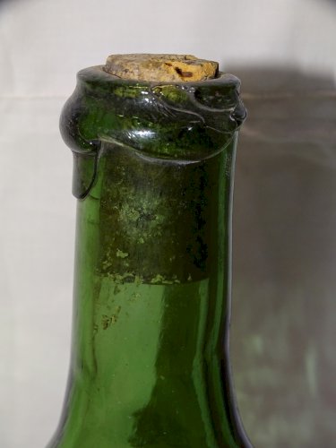 - JOLIE ANCIENNE PETITE DAME JEANNE EN VERRE Moulé de couleur VERTE     D