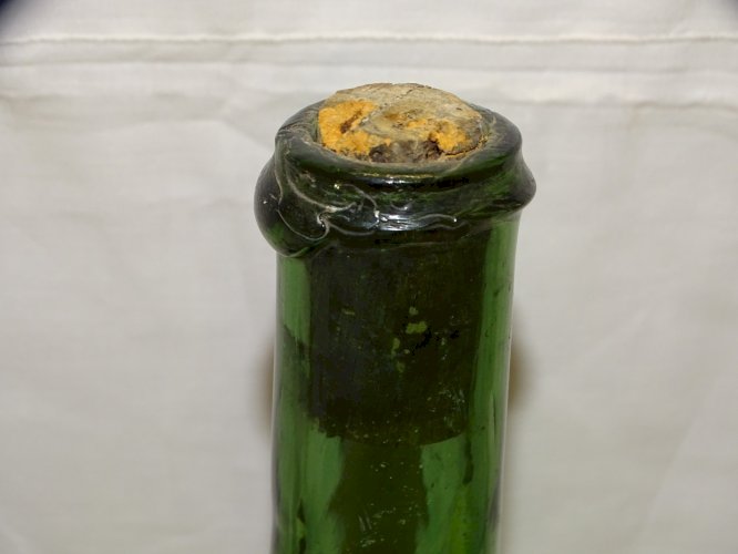 - JOLIE ANCIENNE PETITE DAME JEANNE EN VERRE Moulé de couleur VERTE     D