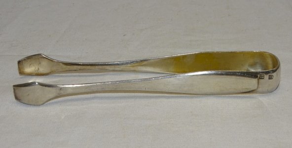 -JOLIE ANCIENNE PINCE A SUCRE EN METAL BLANC avec poinçon d'orfèvre     D