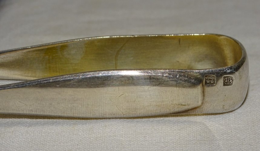 -JOLIE ANCIENNE PINCE A SUCRE EN METAL BLANC avec poinçon d'orfèvre     D