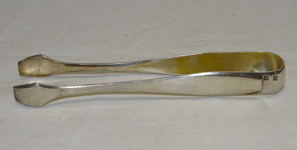 -JOLIE ANCIENNE PINCE A SUCRE EN METAL BLANC avec poinçon d'orfèvre     D