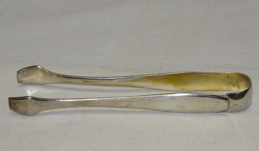-JOLIE ANCIENNE PINCE A SUCRE EN METAL BLANC avec poinçon d'orfèvre     D
