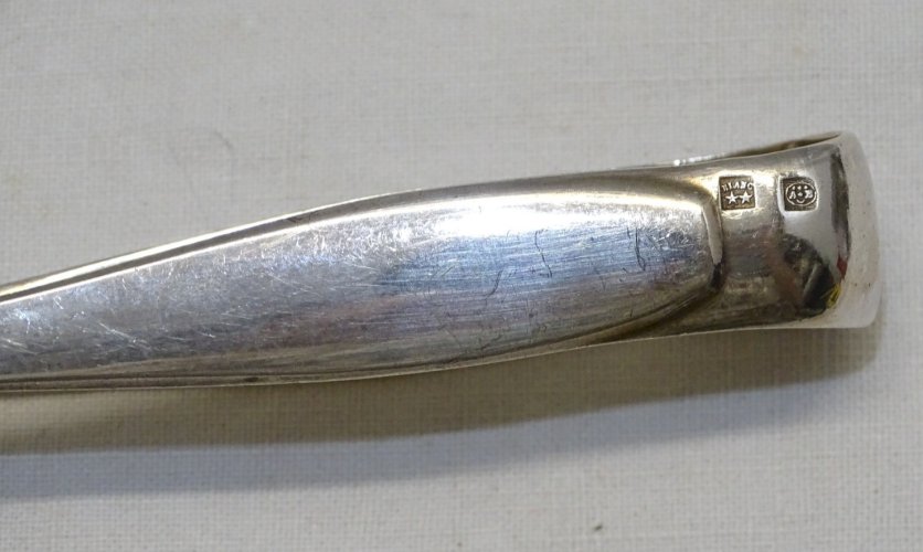 -JOLIE ANCIENNE PINCE A SUCRE EN METAL BLANC avec poinçon d'orfèvre     D
