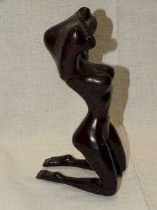 -JOLIE ANCIENNE STATUETTE RESINE FEMME NUE ANNEES 70 AVEC GRAND CHAPEAU   D