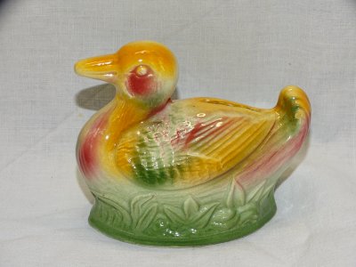 -JOLIE ANCIENNE TIRELIRE A CASSER BARBOTINE FORME DE CANARD Coloré VITRINE   D