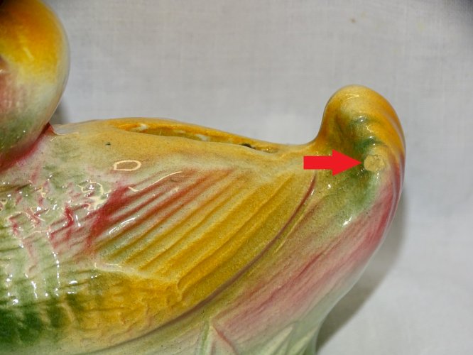 -JOLIE ANCIENNE TIRELIRE A CASSER BARBOTINE FORME DE CANARD Coloré VITRINE   D