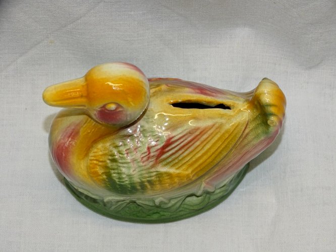 -JOLIE ANCIENNE TIRELIRE A CASSER BARBOTINE FORME DE CANARD Coloré VITRINE   D