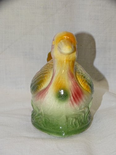 -JOLIE ANCIENNE TIRELIRE A CASSER BARBOTINE FORME DE CANARD Coloré VITRINE   D