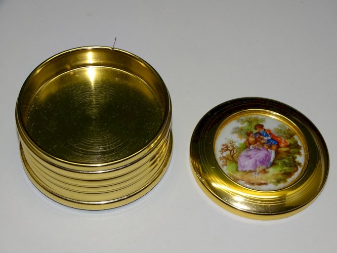 -JOLIE BOITE A BIJOUX BOITE A MUSIQUE METAL Doré PLAQUE PORCELAINE LIMOGES