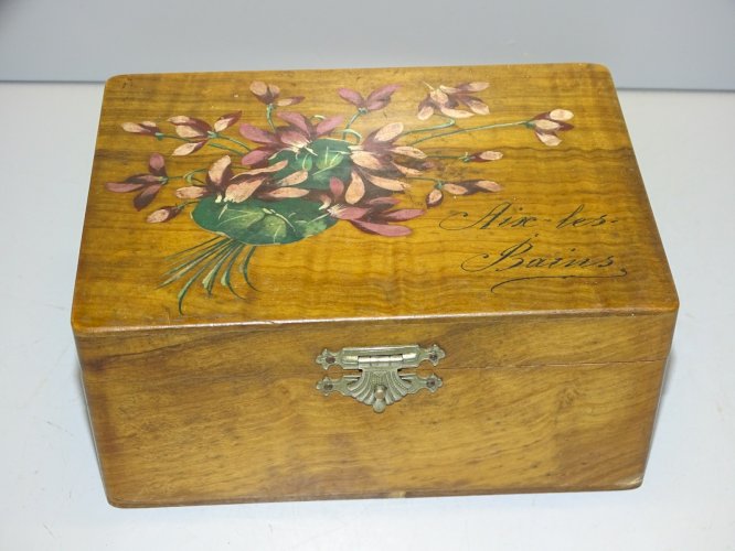 -JOLIE BOITE A BIJOUX COFFRET BOIS OLIVIER SOUVENIR AIX LES BAINS  VIOLETTES  D