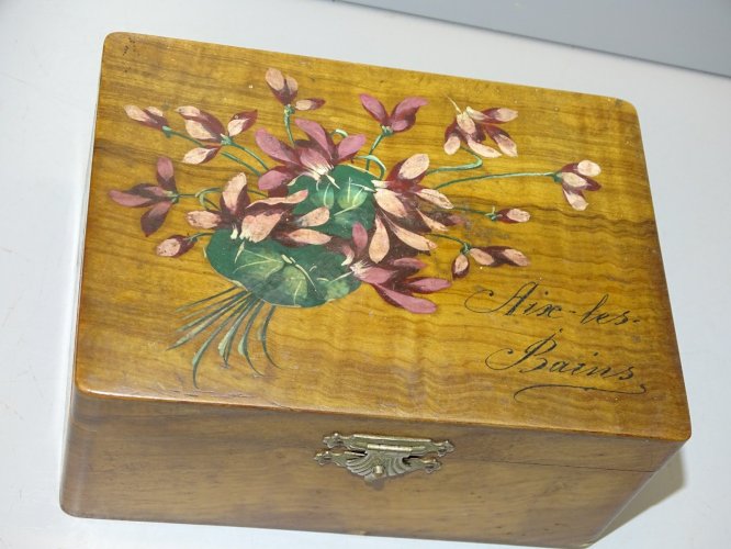 -JOLIE BOITE A BIJOUX COFFRET BOIS OLIVIER SOUVENIR AIX LES BAINS  VIOLETTES  D