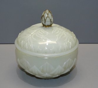 PRETTY OPALINE WHITE CANDY BOX VALLERYSTHAL DECORATION COLLECTION D