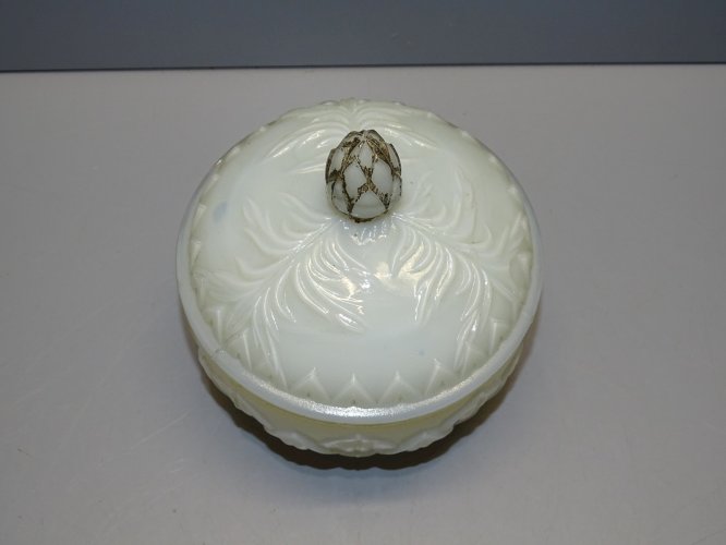 -JOLIE BOITE BONBONNIERE OPALINE BLANCHE VALLERYSTHAL COLLECTION DECO   D