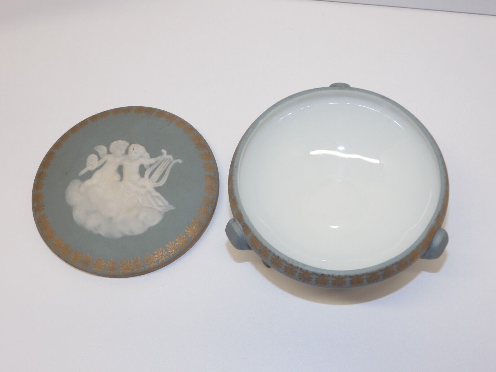 Lot De 2 Assiettes Décoratives Anciennes En Porcelaine - Angelots Chérubins Dorure - Occasion