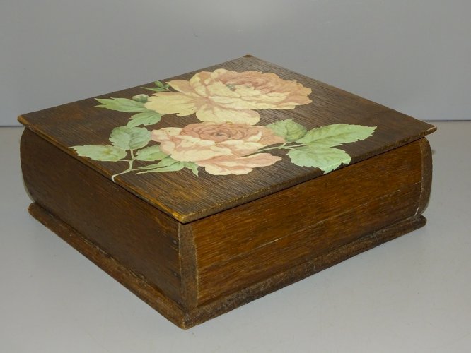 -JOLIE BOITE COGNAC MARTELL BOIS avec découpi fleurs ROSES sur le COUVERCLE    D