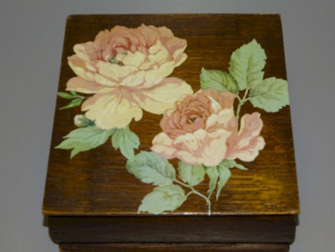 -JOLIE BOITE COGNAC MARTELL BOIS avec découpi fleurs ROSES sur le COUVERCLE    D