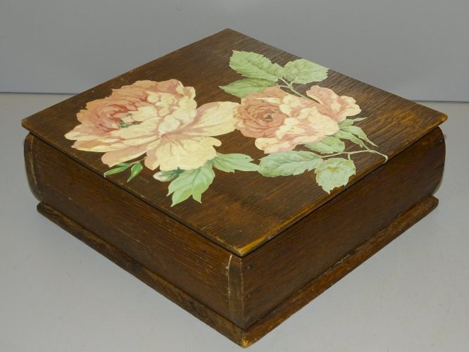 -JOLIE BOITE COGNAC MARTELL BOIS avec découpi fleurs ROSES sur le COUVERCLE    D