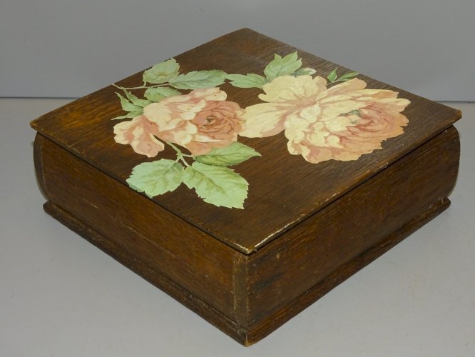 -JOLIE BOITE COGNAC MARTELL BOIS avec découpi fleurs ROSES sur le COUVERCLE    D