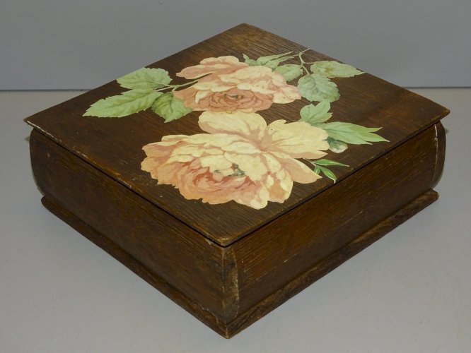 -JOLIE BOITE COGNAC MARTELL BOIS avec découpi fleurs ROSES sur le COUVERCLE    D