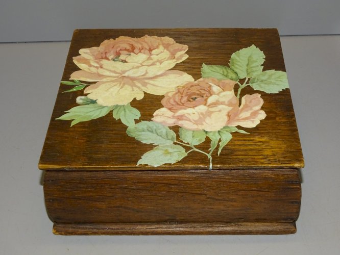 -JOLIE BOITE COGNAC MARTELL BOIS avec découpi fleurs ROSES sur le COUVERCLE    D