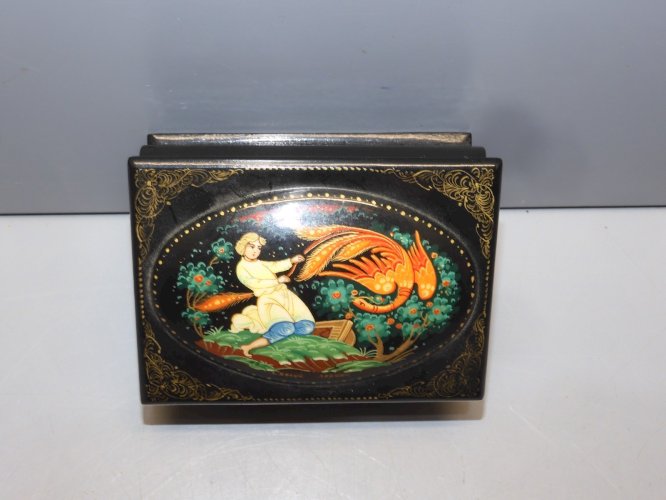 -JOLIE BOITE PAPIER MÂCHE RUSSE laqué Signée au bas HOMME & OISEAU VITRINE   D