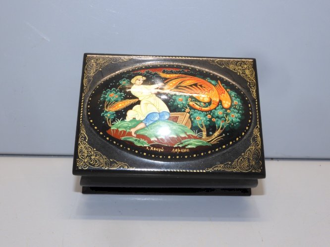 -JOLIE BOITE PAPIER MÂCHE RUSSE laqué Signée au bas HOMME & OISEAU VITRINE   D