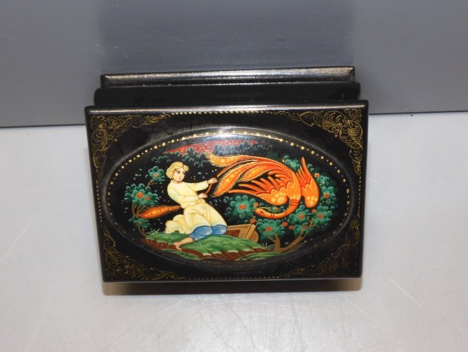 -JOLIE BOITE PAPIER MÂCHE RUSSE laqué Signée au bas HOMME & OISEAU VITRINE   D