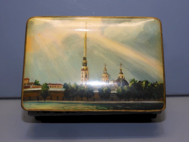 -JOLIE BOITE PAPIER MÂCHE RUSSE laqué VUE DU KREMLIN?? Signée au bas VITRINE   D