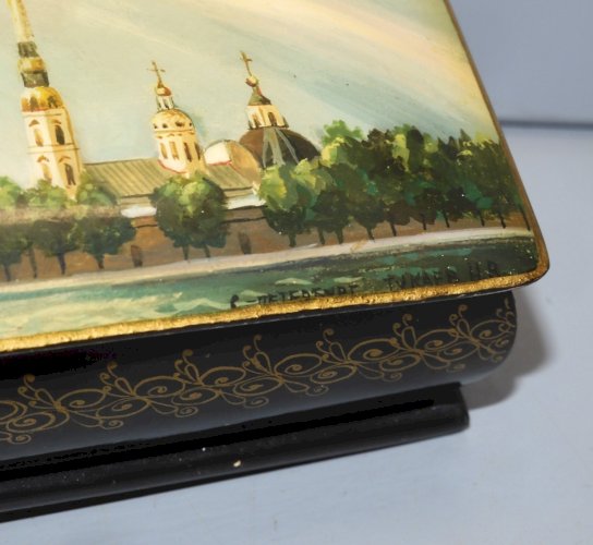 -JOLIE BOITE PAPIER MÂCHE RUSSE laqué VUE DU KREMLIN?? Signée au bas VITRINE   D