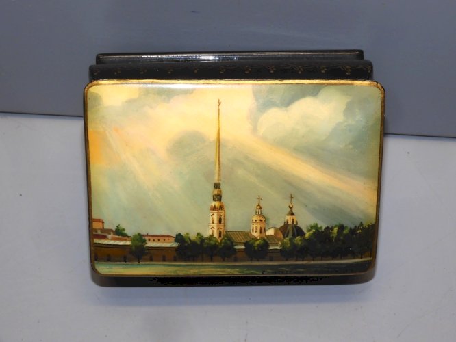 -JOLIE BOITE PAPIER MÂCHE RUSSE laqué VUE DU KREMLIN?? Signée au bas VITRINE   D