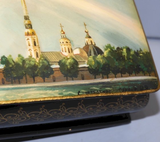 -JOLIE BOITE PAPIER MÂCHE RUSSE laqué VUE DU KREMLIN?? Signée au bas VITRINE   D