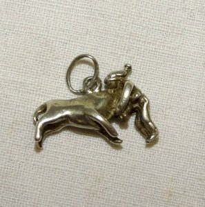 -JOLIE BRELOQUE ARGENT  REPRESENTANT UN TAUREAU et UN RASETEUR BIJOU ANCIEN    D