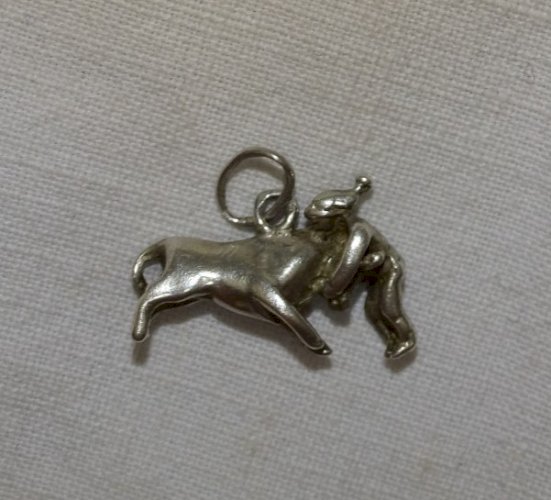 -JOLIE BRELOQUE ARGENT  REPRESENTANT UN TAUREAU et UN RASETEUR BIJOU ANCIEN    D