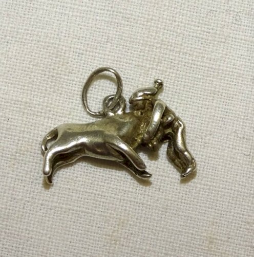 -JOLIE BRELOQUE ARGENT  REPRESENTANT UN TAUREAU et UN RASETEUR BIJOU ANCIEN    D